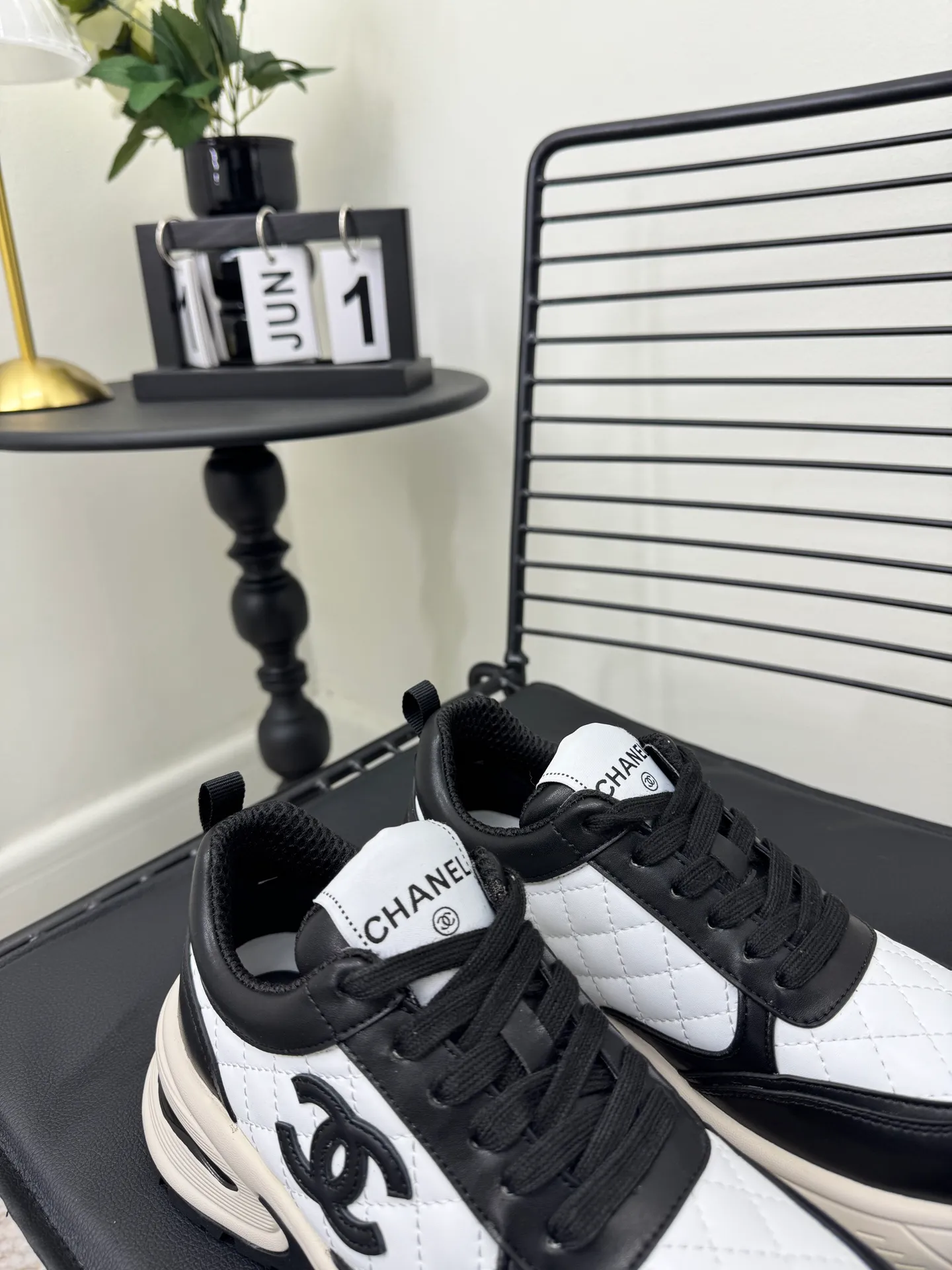 Men's men's shoes pP660! Size: 35-41 Chanel 25C new Chanel sports and casual shoes. Versatile white shoes. You can’t go wrong with the styles. The contrasting colors are full of vitality. The logo embossed on the side is very delicate on the feet. The upper is made of original customized materials. The original outsole.
